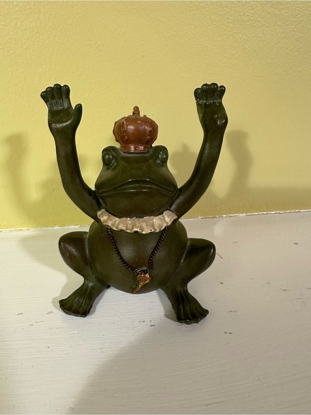 Green Prince Frog Pen Holder gold accents Key to my Heart 4” gatekeeper